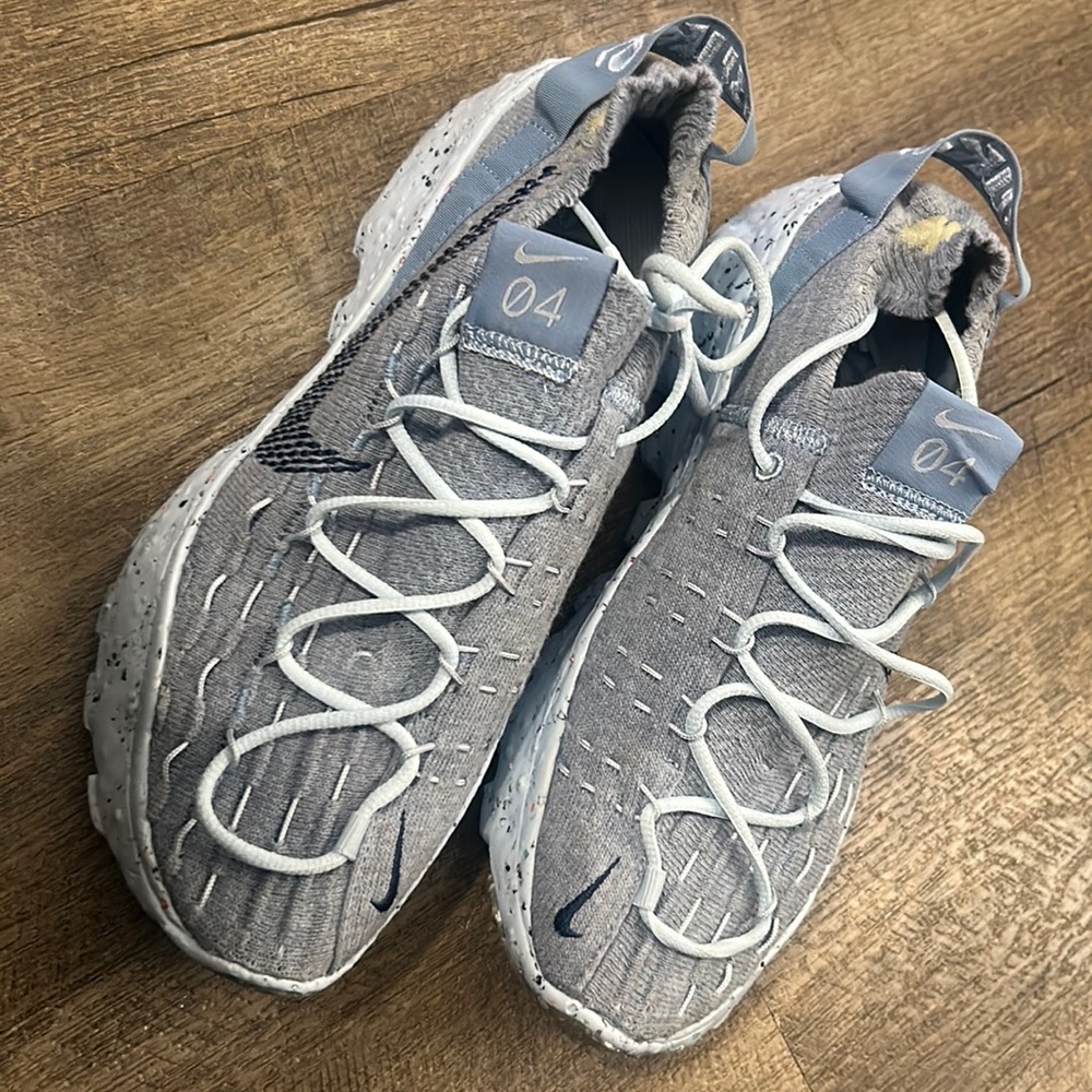 *NEVER WORN Nike Sneakers